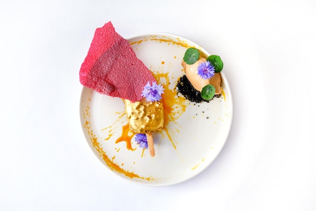 Kolacja z kolorowymi daniami